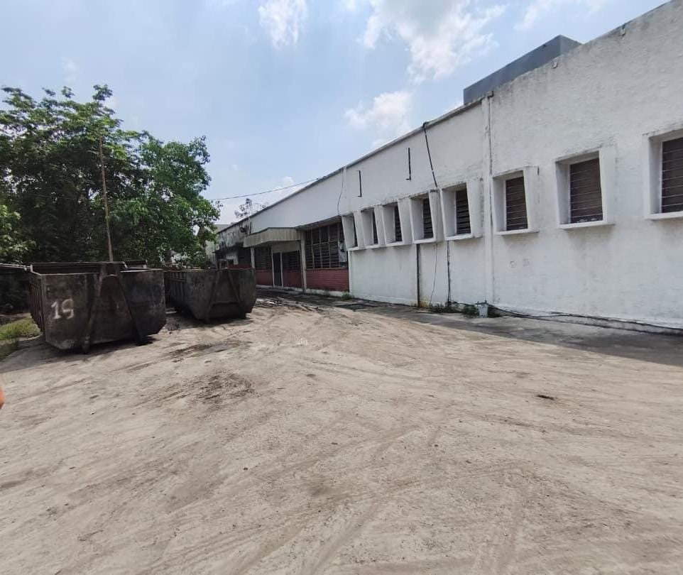 Side access and office section of the detached factory
