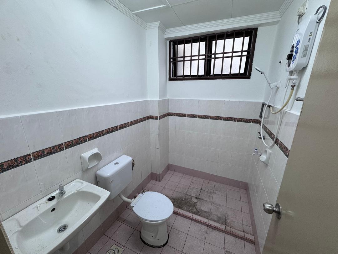 Second bathroom with water heater