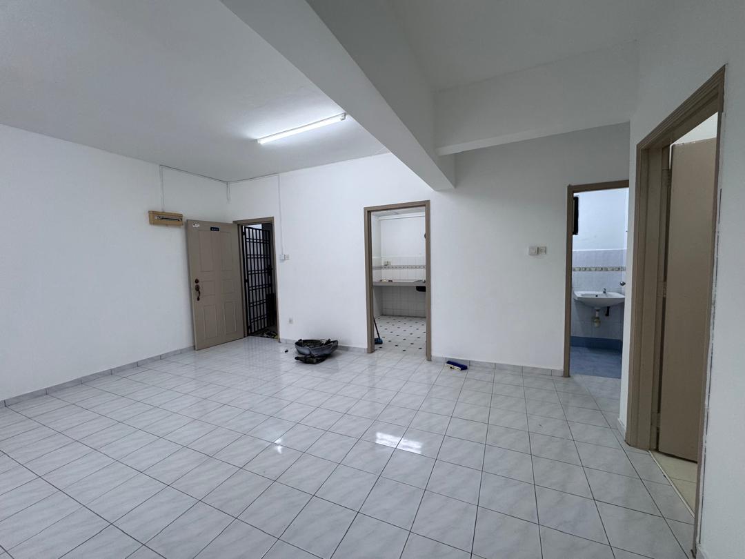 Dining area and entrance